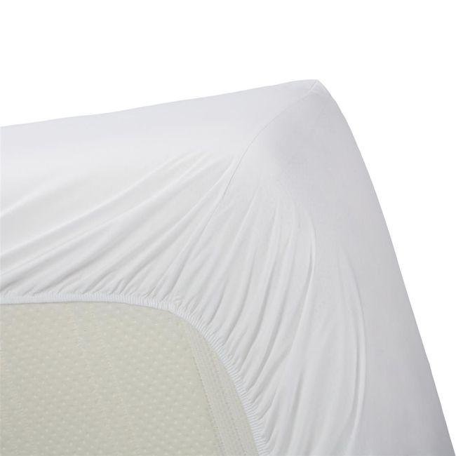 Hoeslaken van wit percal katoen, met aangespannen elastiek over de matras.