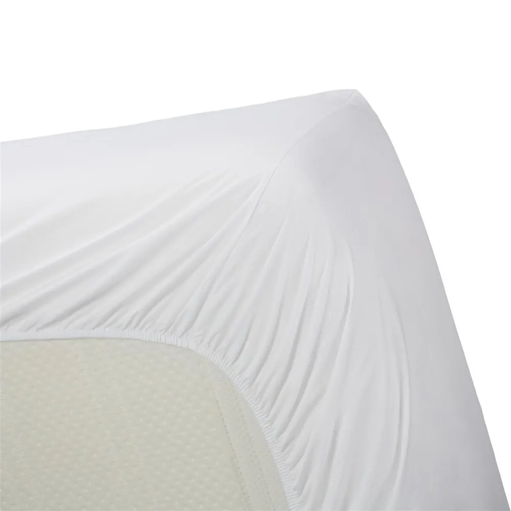Hoeslaken van het materiaal percale in de kleur zand, de rand is elastisch.