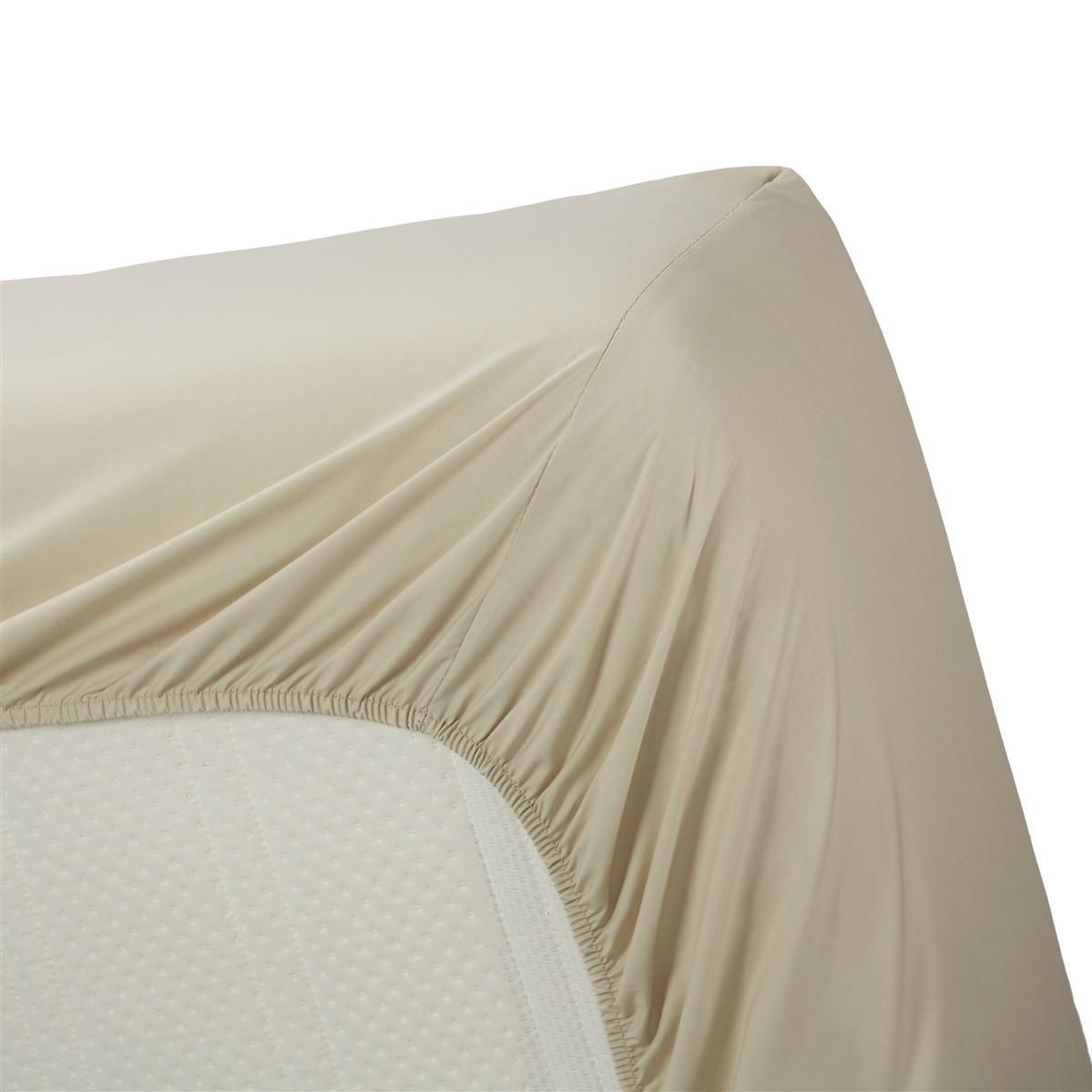 Hoeslaken van percaalkatoen in zandkleur, gedeeltelijk zichtbaar over een matras.