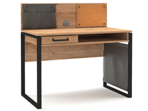 Bureau IRONY met eiken blad, antraciet stalen poten, en opzetstuk met vakjes en kurkbord.