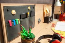 Bureau IRONY eiken/antraciet met pennenbakjes, koptelefoon en plantje.