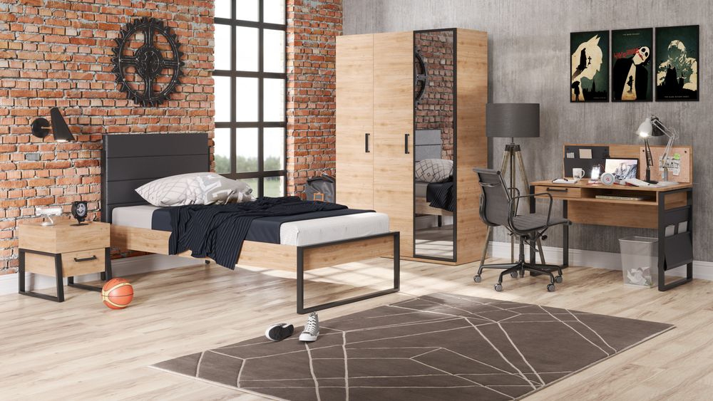 Slaapkamer met eikenhouten bed, kledingkast met spiegel en bureau met bureaustoel.