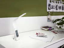 Witte plastic tafellamp Cognoli met klok en verlicht display op een glanzend bureau.