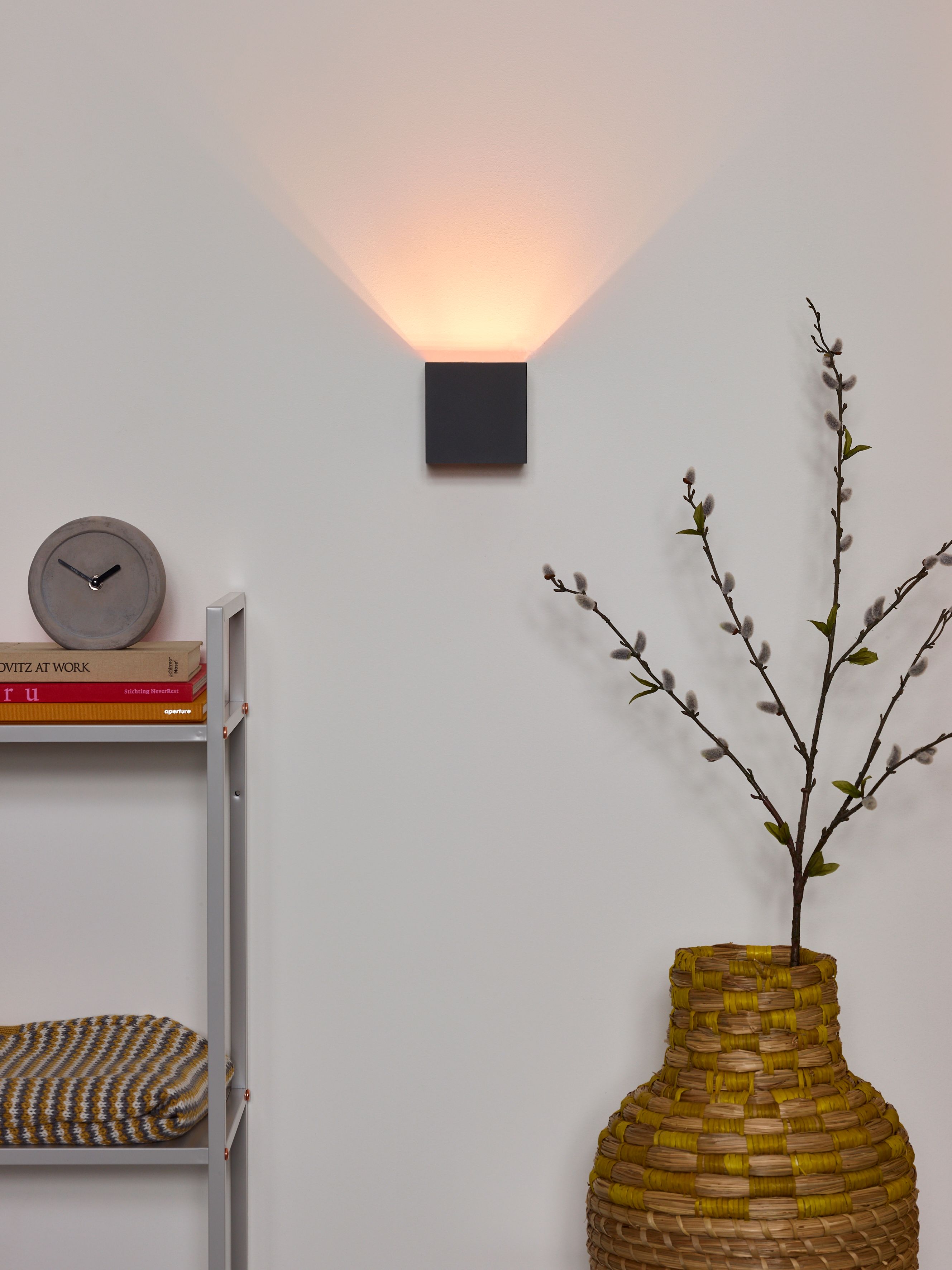 Wandlamp XIO van grijs aluminium, vierkant model, schijnt licht naar boven en beneden.
