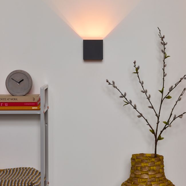 Wandlamp XIO van grijs aluminium, vierkant model, schijnt licht naar boven en beneden.