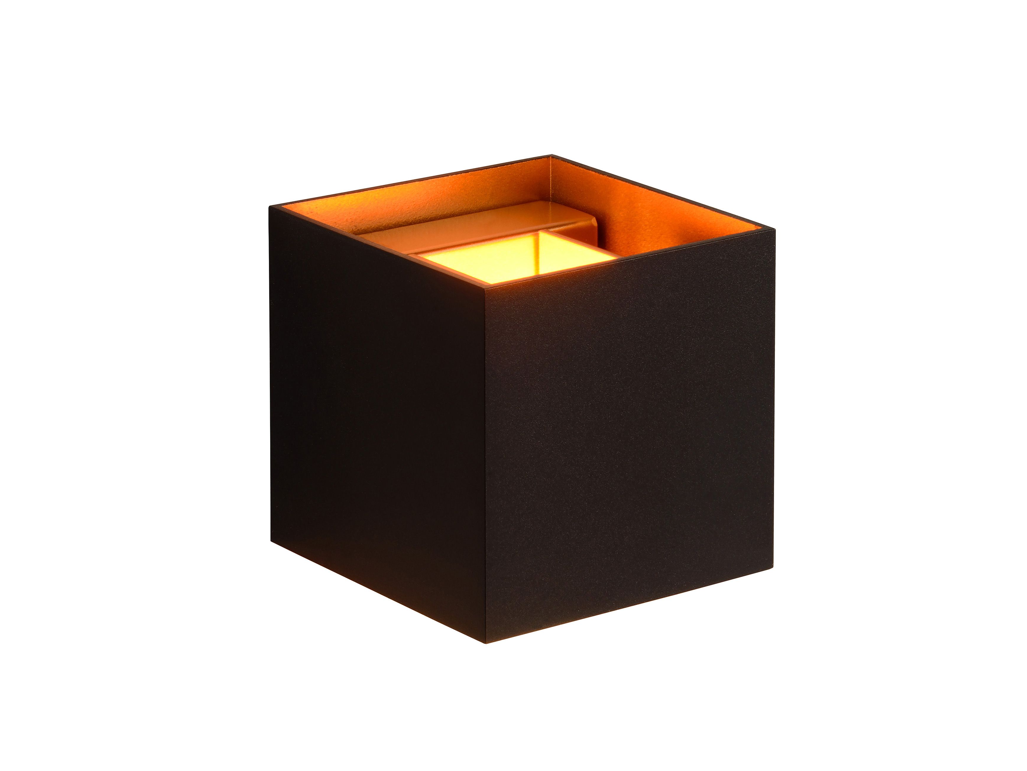 Wandlamp XIO van grijs aluminium met een warmgloeiende lichtbron en gouden binnenkant.
