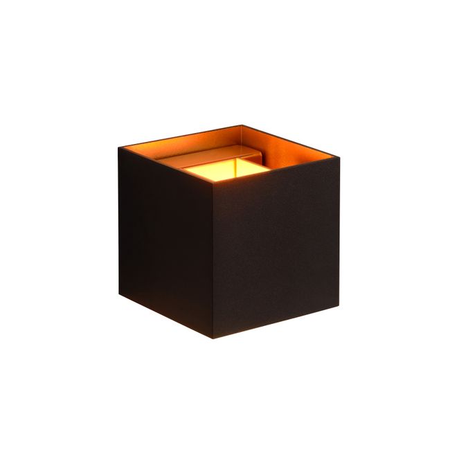 Wandlamp XIO van grijs aluminium met een warmgloeiende lichtbron en gouden binnenkant.