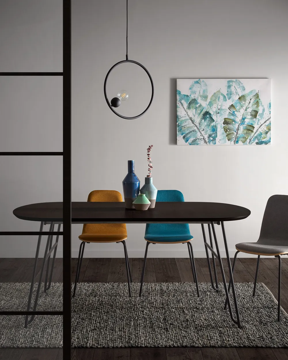 Uitschuifbare tafel MILIAN, zwart hout, met 3 bijpassende stoelen.