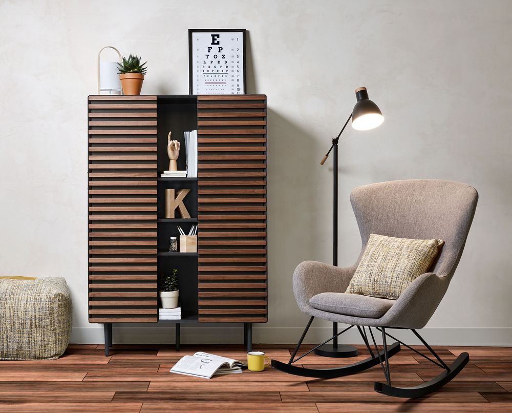 Barkast KESIA van grafiet met houten lamellen en open vakken.