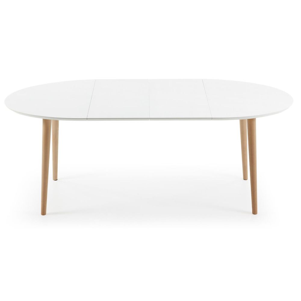 Uitschuifbare eetkamertafel OQUI met wit melamine blad en lichtbruine houten poten.