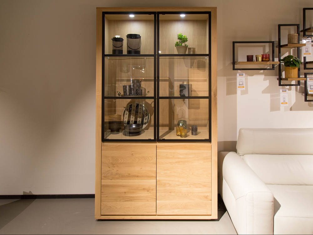 Houten vitrinekast 'ZEN Smoked Oak' met glazen deuren, zwarte metalen kozijnen en ledverlichting.