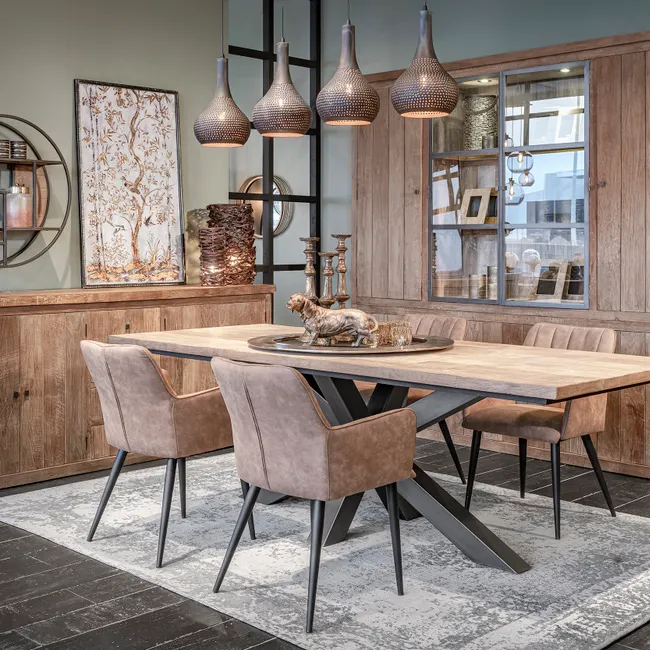 Eettafel LIN van naturel teakhout met zwart metalen onderstel.
