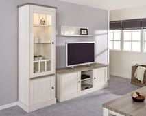 Vitrinekast YORK, lariks kleurig hout met een crystal oak bovenblad aan de linkerkant van de kastenset.