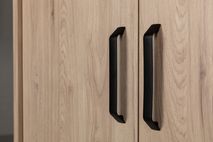 Details van twee houten kastdeuren met zwarte, langwerpige handgrepen.