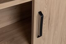 Details van de BIZZY boekenkast met eikenhouten afwerking en zwart handvat.