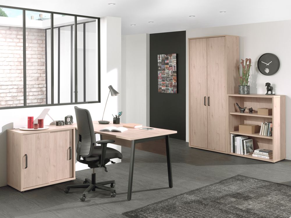 Boekenrek BIZZY in eik en zwart, met diverse planken en vakken voor boeken en decoratie.