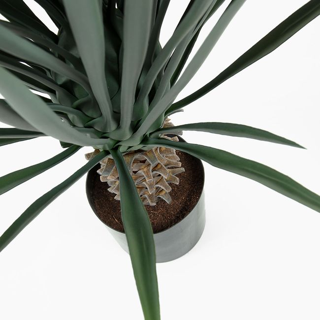 Kunstplant ZELENA Yucca met donkergroene bladeren en een stam van beige kunststof, in een zwarte pot.