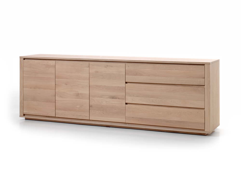 Dressoir ZEN van licht eikenhout met drie lades en vier deuren, geen handgrepen.