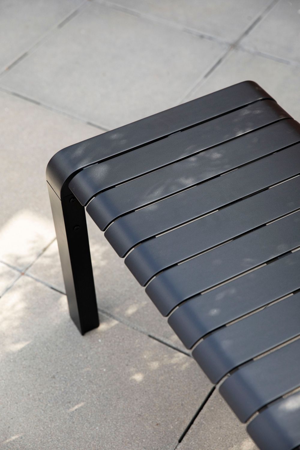 Tuinbank VONDEL in donkergroen aluminium met lattenpatroon.