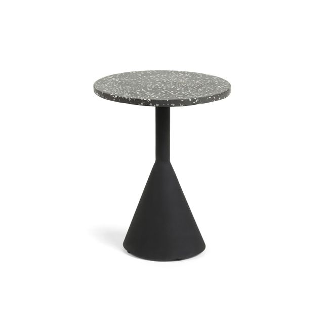 Bijzettafel DELANO zwart, terrazzo blad op een kegelvormige metalen voet.