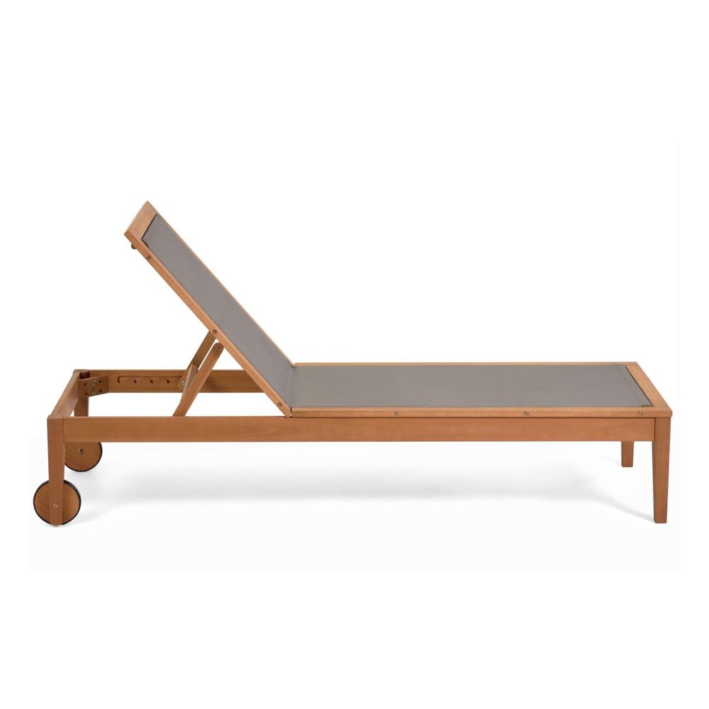 CATERIN ligstoel met houten frame, grijze zitting, en wielen aan de voorzijde.