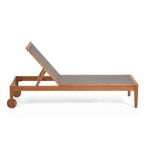 CATERIN ligstoel met houten frame, grijze zitting, en wielen aan de voorzijde.