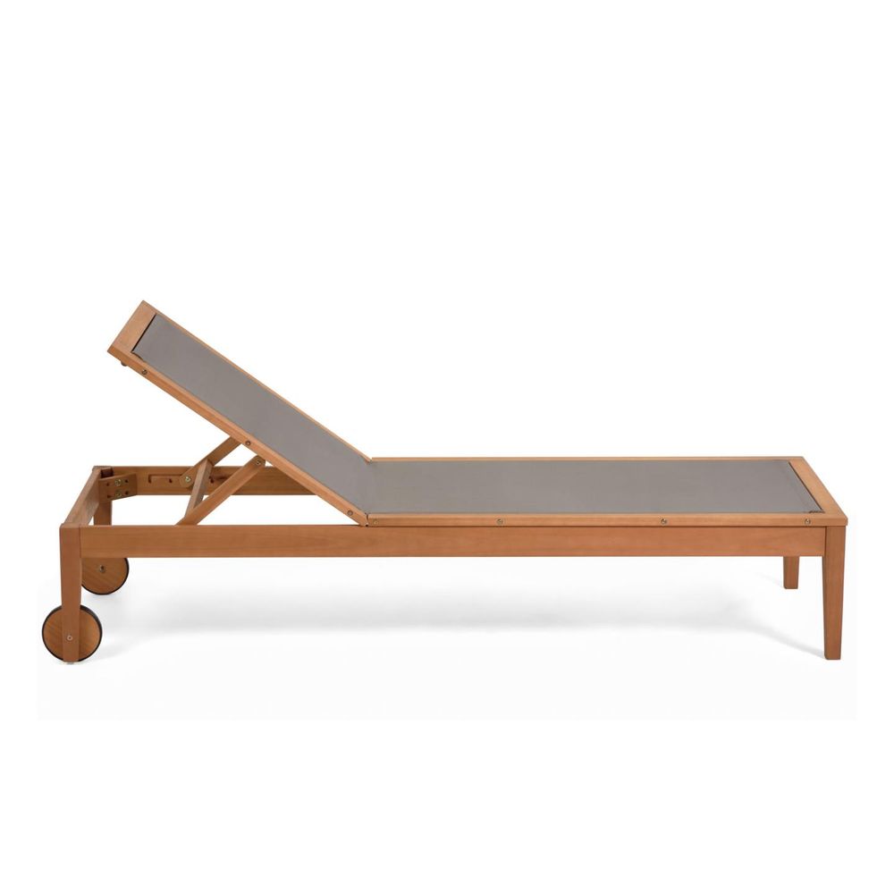 Ligstoel CATERIN van eucalyptus hout met antracietgrijze zitting en wielen.