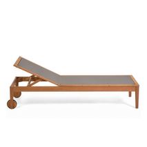 Houten ligstoel met wielen en verstelbare rugleuning, donkergrijs ligvlak.