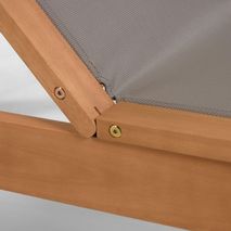 Ligstoel CATERIN van eucalyptushout met grijs textileen doek.
