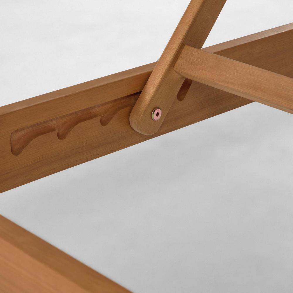 Houten ligstoel Caterin van eucalyptus met verstelbare stand.