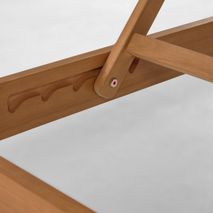Houten ligstoel Caterin van eucalyptus met verstelbare stand.