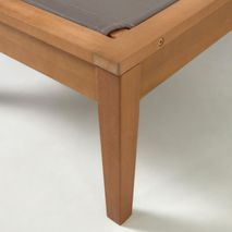 Ligstoel Caterin: houten frame van eucalyptus met grijs textileen zitgedeelte.