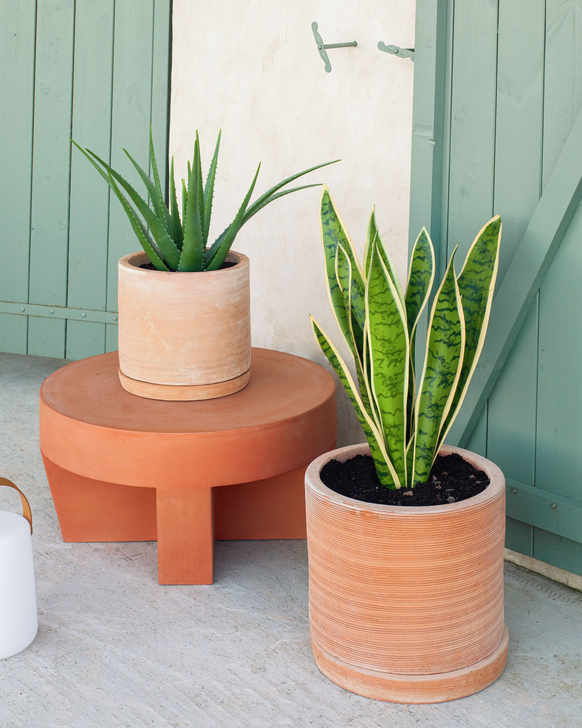 Set van 2 terracotta bloempotten KARLINA met schotel, bruin keramiek.