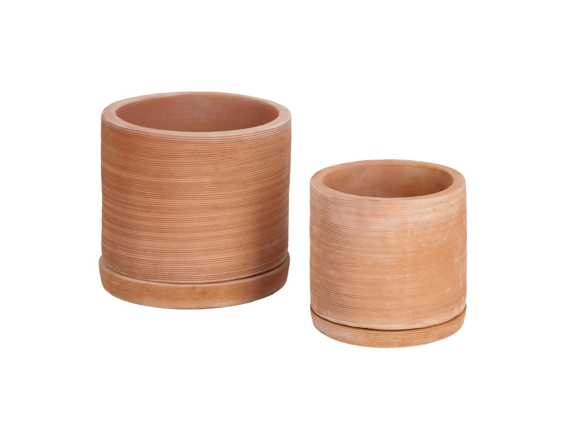 Set van 2 terracotta bloempotten met schotel KARLINA, bruin met horizontale groeven.
