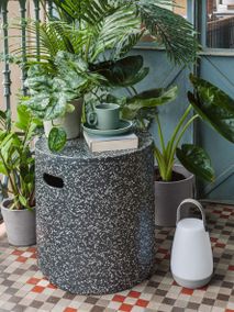 Bijzettafel voor buiten JENELL - Wit terrazzo KAV CC2221PR01