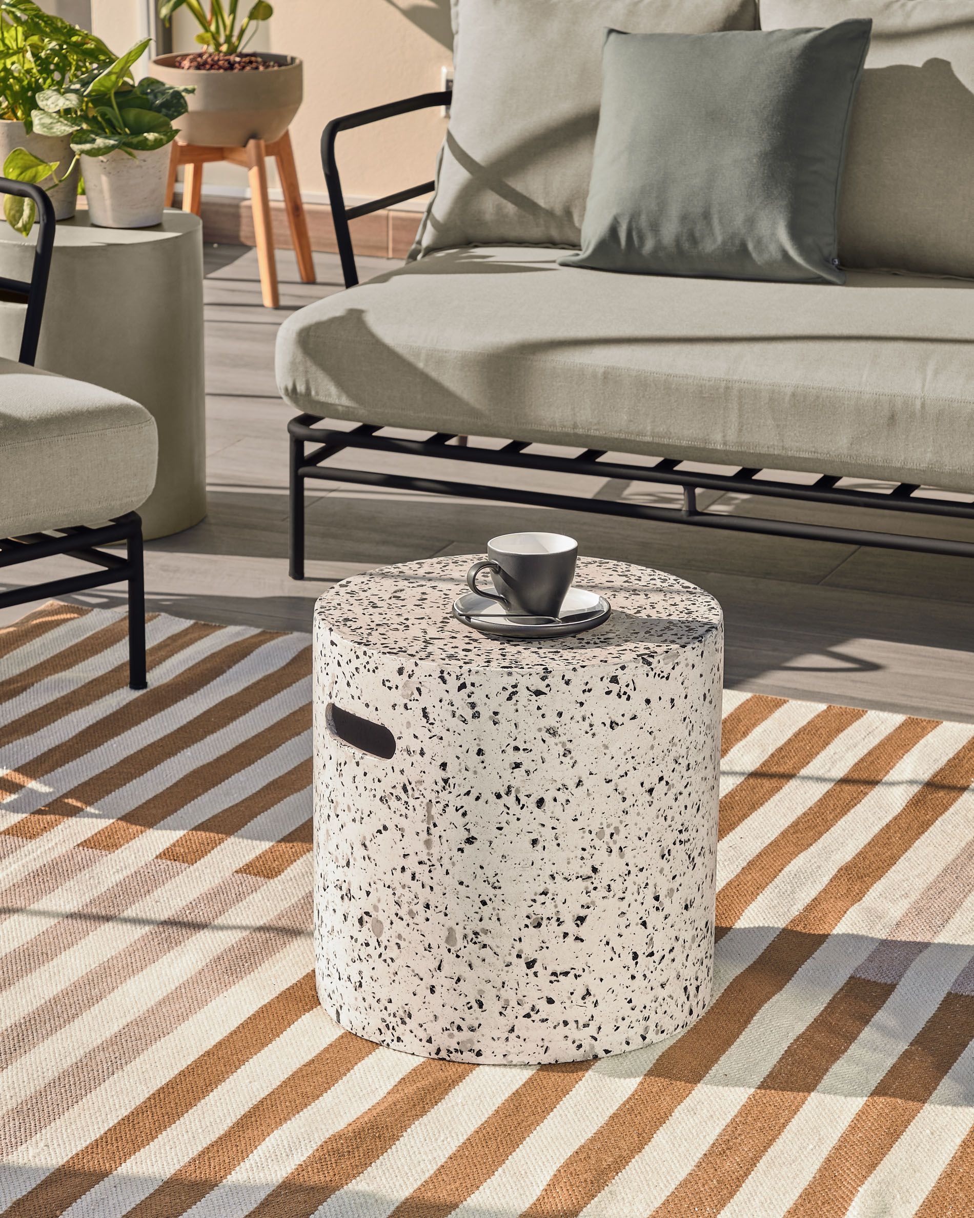 Bijzettafel voor buiten JENELL - Wit terrazzo