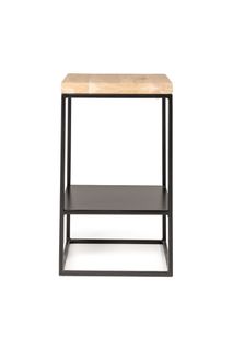 Hoge bijzettafel van zwart metaal met een houten blad van smoked eikenhout.