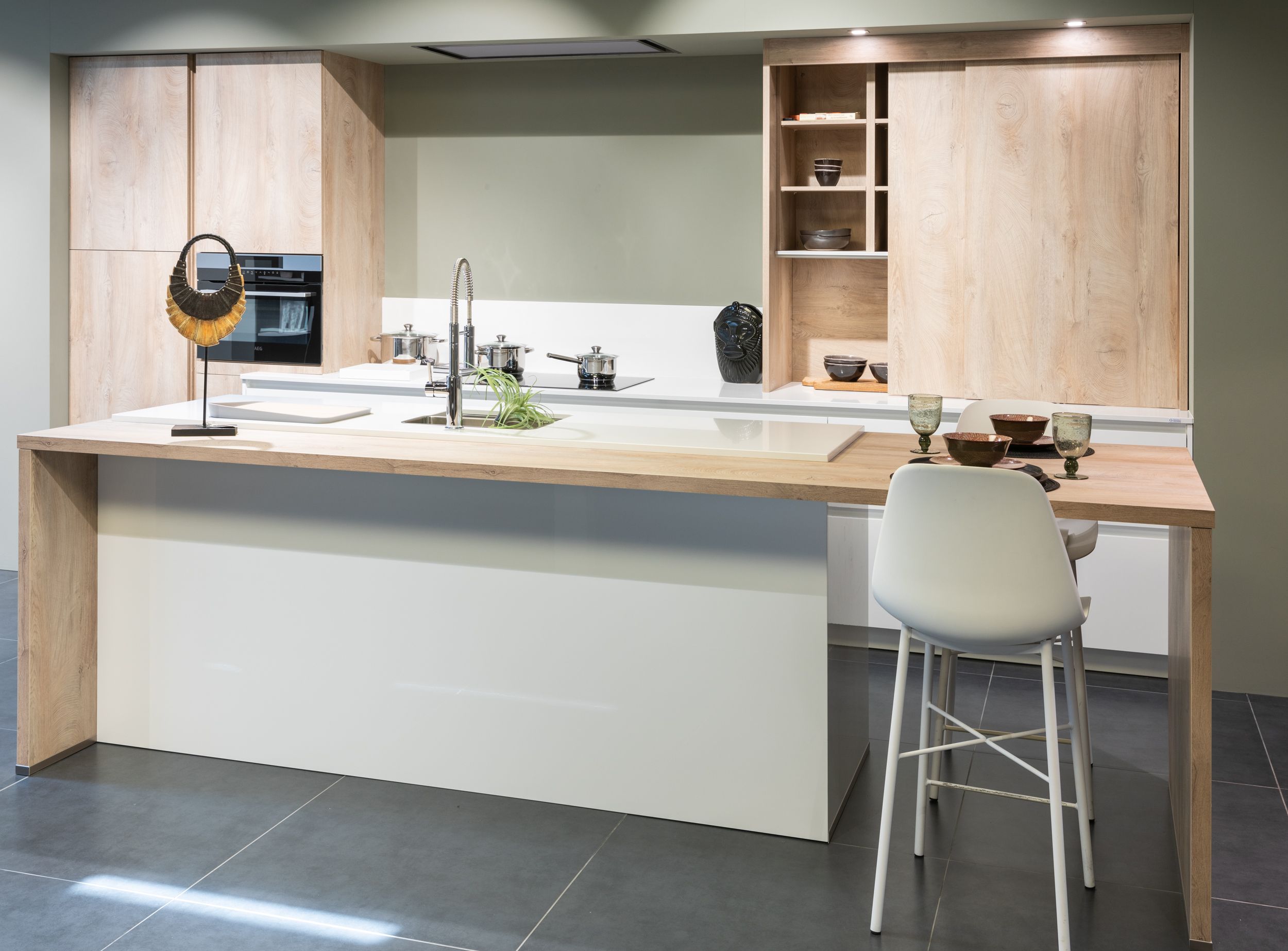 AEG bij DEBA Meubelen