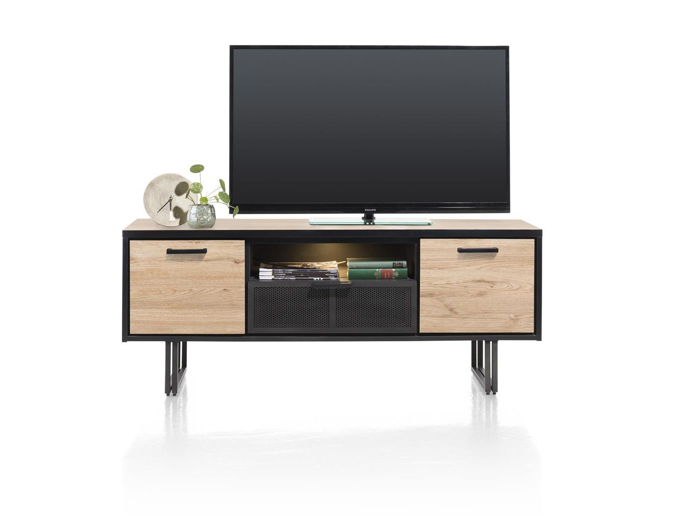Tv-meubel AVALON van hout en metaal in naturelkleur met open en gesloten opbergvakken, en een tv erop.