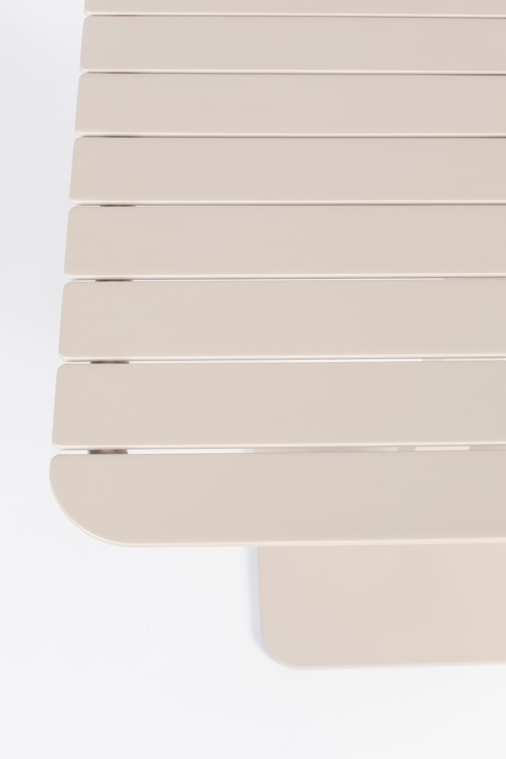 Delen van een beige tuintafel Vondel van aluminium met lamellen blad.