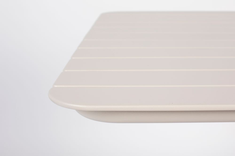 Gedetailleerde weergave van het blad van de VONDEL tuintafel in klei-kleurig aluminium.