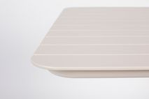 Gedetailleerde weergave van het blad van de VONDEL tuintafel in klei-kleurig aluminium.