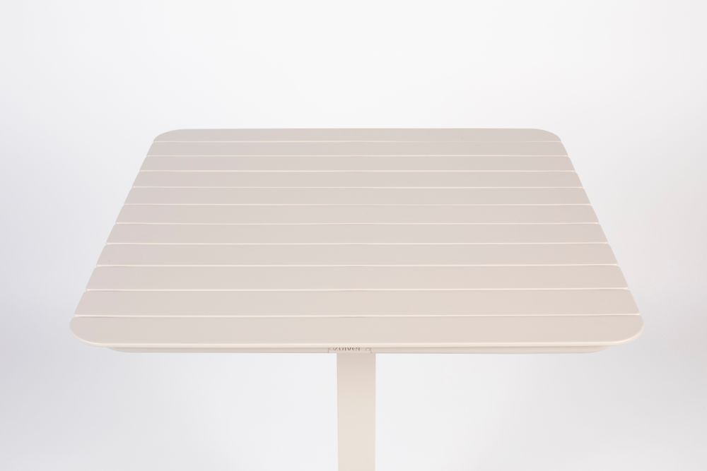 Vierkante tuintafel Vondel van clay-kleurig aluminium met lattenblad.