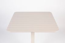 Vierkante tuintafel Vondel van clay-kleurig aluminium met lattenblad.