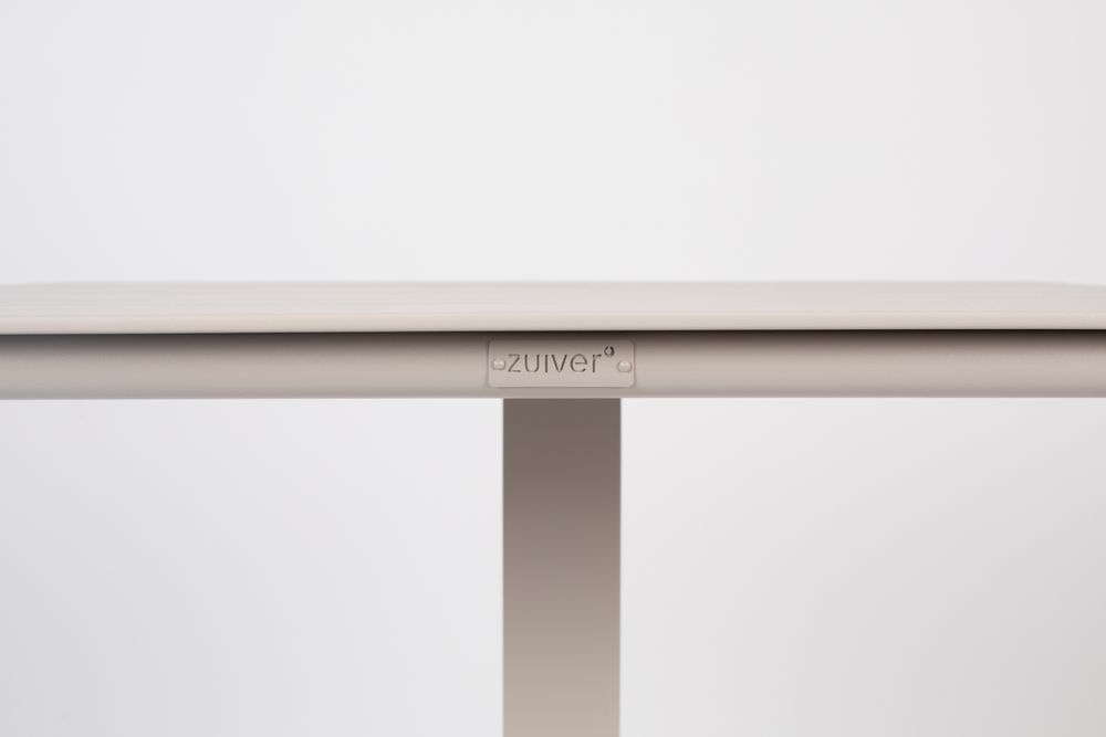 Vierkante outdoor tuintafel (Vondel Clay) van aluminium, zandkleurig.