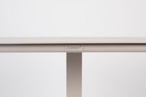 Vierkante outdoor tuintafel (Vondel Clay) van aluminium, zandkleurig.