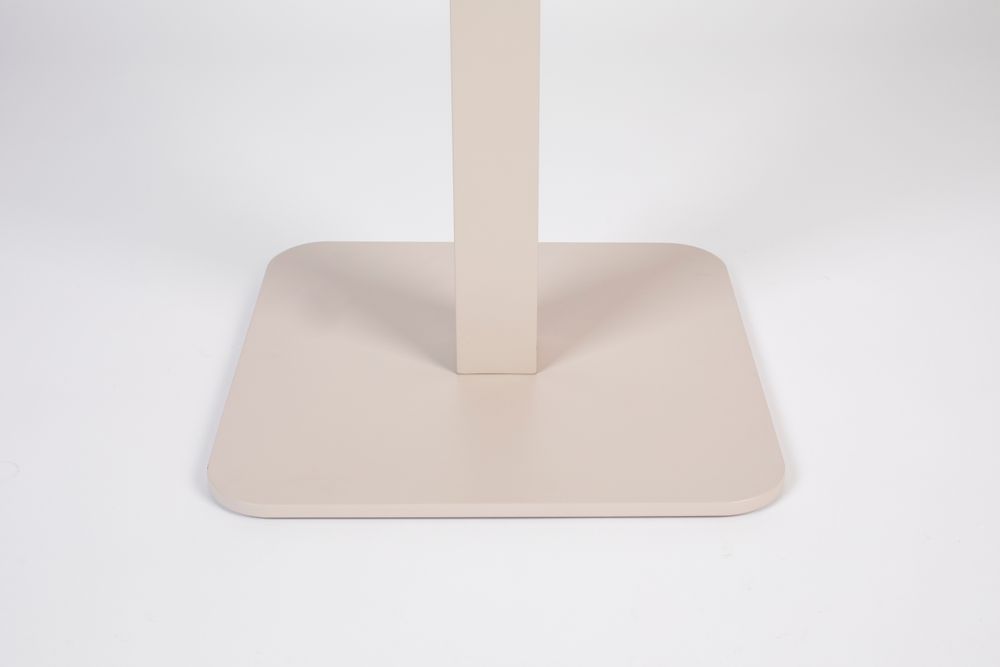 Onderkant van de Vondel tuintafel in beige, gemaakt van aluminium.