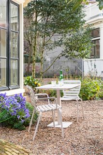 Vierkante compacte aluminium tuintafel en stoelen in de kleur Clay.