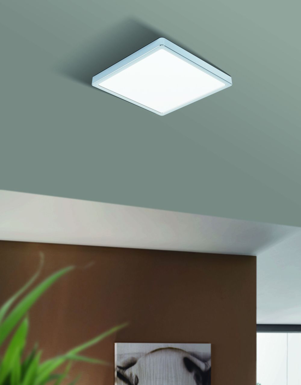 Vierkante plafondlamp FUEVA 5 in chroomkleur, aan een grijs plafond.