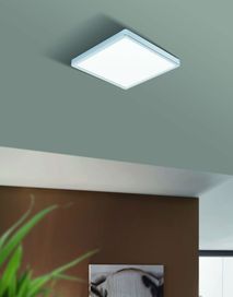 Vierkante plafondlamp FUEVA 5 in chroomkleur, aan een grijs plafond.